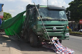 Xe tải mất lái đâm bẹp xe khách đỗ bên đường