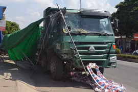 Xe tải mất lái đâm bẹp xe khách đỗ bên đường