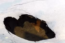 Hố tử thần bất ngờ xuất hiện giữa đường phố thủ đô