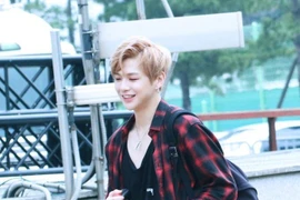 Đẹp như Kang Daniel nhờ áo phông, quần jeans 'chất như nước cất'