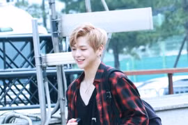 Đẹp như Kang Daniel nhờ áo phông, quần jeans 'chất như nước cất'