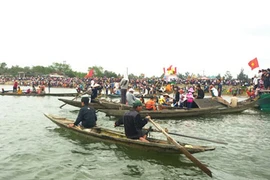 Mục kích lễ hội đua thuyền làng Mai Xá