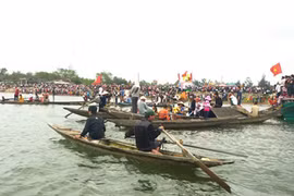 Mục kích lễ hội đua thuyền làng Mai Xá