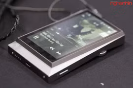 Trên tay bộ đôi máy nghe nhạc và tai nghe đắt ngang xe SH 