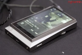 Trên tay bộ đôi máy nghe nhạc và tai nghe đắt ngang xe SH 