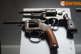 Xúc động ngắm kỷ vật vô giá của Cách mạng tháng 8 