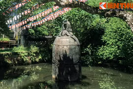 Kỳ lạ chuông cổ 9 tấn nằm giữa hồ nước ở Nam Định