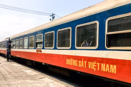 Trải nghiệm đường sắt Việt Nam cực thú vị của cặp đôi Tây