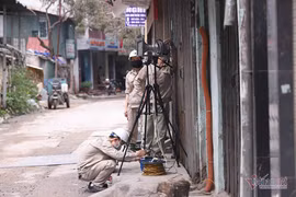 Quanh nhà máy Rạng Đông cửa đóng then cài, cháy hàng khẩu trang, nước muối