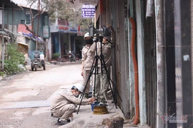 Quanh nhà máy Rạng Đông cửa đóng then cài, cháy hàng khẩu trang, nước muối