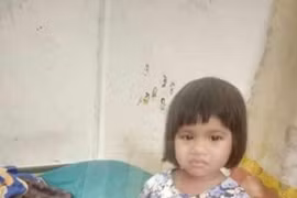 Mải cho con nhỏ bú, mẹ chết lặng với cảnh tượng trong phòng tắm 