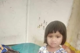 Mải cho con nhỏ bú, mẹ chết lặng với cảnh tượng trong phòng tắm 