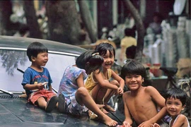 Kho ảnh khổng lồ về VN 1991-1993: Trẻ em Hà thành
