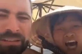 Clip Cô bán hàng song ca tiếng Anh với khách Tây gây sốt