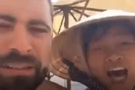 Clip Cô bán hàng song ca tiếng Anh với khách Tây gây sốt