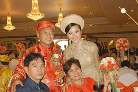 Là vợ đại gia nhưng 2 Á hậu này quyết không “khoe” chồng