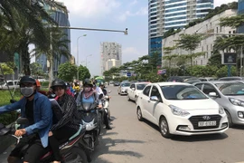 Hà Nội: Người tham gia giao thông quay cuồng trong nắng nóng