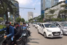 Hà Nội: Người tham gia giao thông quay cuồng trong nắng nóng