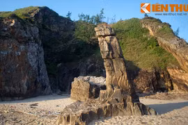 Cận cảnh hai khối đá tự nhiên “nhạy cảm” nhất Việt Nam