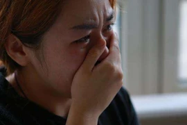 Chồng tát tới tấp vợ khi để mẹ chồng rửa bát