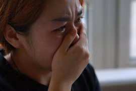 Chồng tát tới tấp vợ khi để mẹ chồng rửa bát