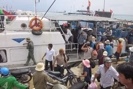 Gần 1.000 người bị kẹt ở đảo Lý Sơn đã về đất liền