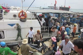 Gần 1.000 người bị kẹt ở đảo Lý Sơn đã về đất liền
