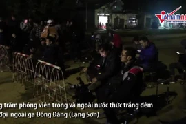 Video: Phóng viên quấn chăn ngủ gật, thâu đêm đưa tin tại ga Đồng Đăng
