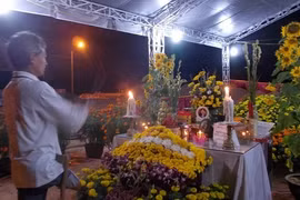 Mộ ông Nguyễn Bá Thanh được người dân canh giữ hằng đêm