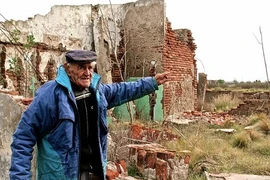 Người đàn ông cô độc sống giữa đống đổ nát