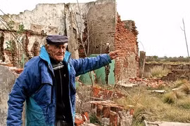 Người đàn ông cô độc sống giữa đống đổ nát