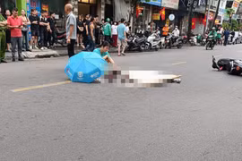 Hà Nội: Va chạm với xe tải, nữ sinh lớp 10 tử vong 