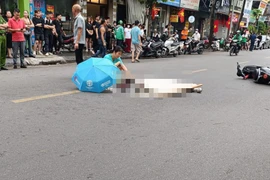 Hà Nội: Va chạm với xe tải, nữ sinh lớp 10 tử vong 