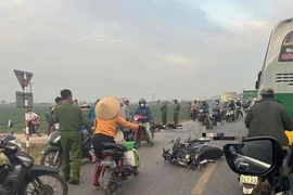 Va chạm với xe máy và ô tô, nam sinh 15 tuổi tử vong