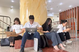 Phúc thẩm vụ Việt Á: Phóng viên vất vả vì chỉ được dùng giấy bút