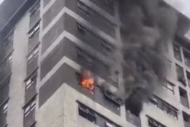 Căn hộ chung cư ở Hà Nội cháy ngùn ngụt lúc giữa trưa