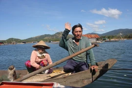 Cuộc sống khởi sắc ở làng chài bên dòng sông Sê San 