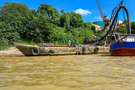 Phát hiện thi thể nữ giới đang phân hủy tại bờ sông Hồng