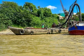 Phát hiện thi thể nữ giới đang phân hủy tại bờ sông Hồng