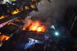 Hà Nội: Cháy lớn kho hàng ở Định Công, khói bốc cao hàng chục mét