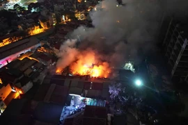 Hà Nội: Cháy lớn kho hàng ở Định Công, khói bốc cao hàng chục mét