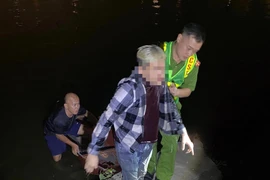 Mâu thuẫn gia đình, nam thanh niên nhảy Hồ Tây tự tử