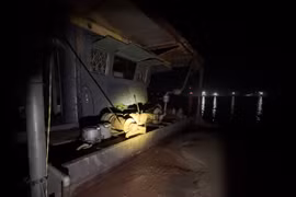 Khai thác cát trái phép, đối tượng nhảy xuống sông bỏ trốn