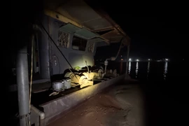 Khai thác cát trái phép, đối tượng nhảy xuống sông bỏ trốn