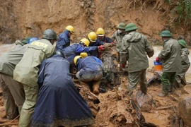Tìm thấy 32 thi thể trong vụ sạt lở vùi lấp nhiều phương tiện