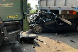 Vụ tai nạn ô tô lọt giữa gầm xe tải, 1 người tử vong