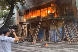 Cháy lớn tại quán cà phê trên phố Hàng Vải, Hà Nội