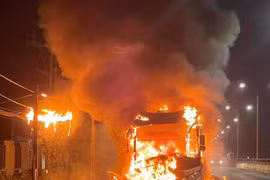 Xe khách giường nằm cháy dữ dội, hơn 20 khách tháo chạy