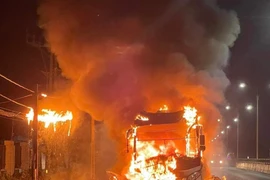 Xe khách giường nằm cháy dữ dội, hơn 20 khách tháo chạy