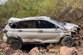 Điện Biên: Ô tô lao xuống vực sâu, gia đình 5 người thoát nạn